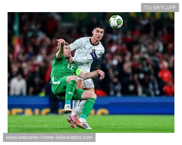 C罗转身拉球摆脱防守十分老练